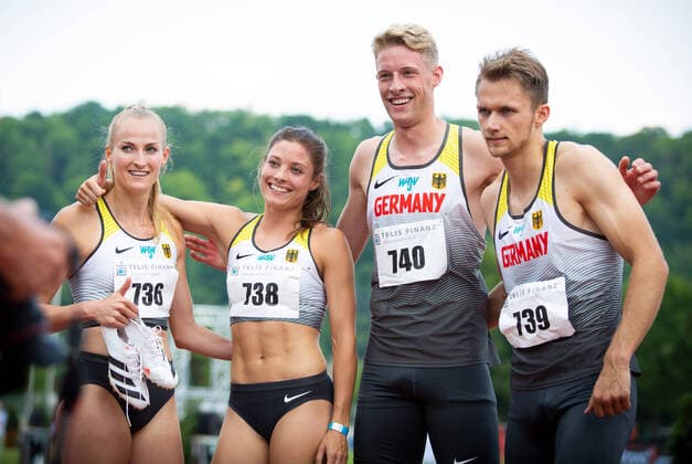 Bilder des Jahres 2021, Sport 06 Juni Sport Themen der Woche KW24 Sport Bilder des Tages Laufnacht der Sparkassen Gala; Regensburg, 19.06.2021 Die 4x400m-Mixed-Staffel des DLV laeuft in 3:13,57 Minuten Deutschen Rekord (von links): Corinna Schwab (GER LAC Erdgas Chemnitz), Ruth Sophia Spelmeyer-Preuss (GER VfL Oldenburg), Manuel Sanders (GER LG Olympia Dortmund) und Marvin Schlegel (GER LAC Erdgas Chemnitz); Laufnacht der Sparkassen Gala am 19.06.2021 auf der Staedtischen Sportanlage Am Weinweg in Regensburg (Bayern). Copyright: xBEAUTIFULxSPORTS R.xSchmittx