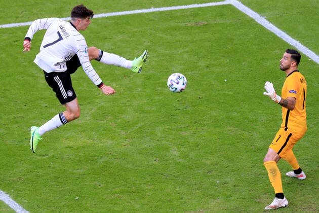 Bilder des Jahres 2021, Sport 06 Juni Sport Themen der Woche KW24 Sport Bilder des Tages HAVERTZ Kai Team Deutschland mit Torwart PATRICIO Rui UEFA Fussball Europameisterschaften 2020 Vorrunden Spiel Portugal - Deutschland 2 : 4 am 19.Juni 2021 in Muenchen DFL REGULATIONS PROHIBIT ANY USE OF PHOTOGRAPHS as IMAGE SEQUENCES and or QUASI-VIDEO