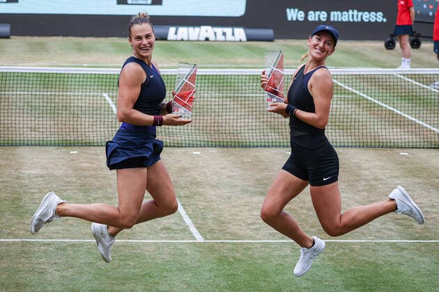 Bilder des Jahres 2021, Sport 06 Juni Sport Themen der Woche KW24 Sport Bilder des Tages Im Bild: Siegerinnen 2021: Aryna SABALENKA (BLR) und Victoria AZARENKA (BLR) Doppel-Finale, bett1open 2021, Berlin, LTTC Rot-Weiß - Steffi-Graf-Stadion, 20.06.2021,
