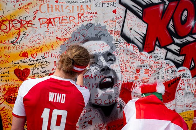 Bilder des Jahres 2021, Sport 06 Juni Sport Themen der Woche KW25 Sport Bilder des Tages Feature, The Wall ref. Eriksen, Graffiti-Wand mit Genesungswuensche fuer den kollabierten Spieler Christian Eriksen im Zentrum von Kopenhagen, ein Fan schreibet sein Wunsch auf die Wand, am 21.06.2021 in Kopenhagen Daenemark. Fussball EM 2020 vom 11.06.2021-11.07.2021. Â