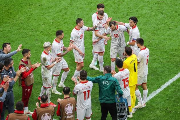 Bilder des Jahres 2021, Sport 06 Juni Sport Themen der Woche KW25 Sport Bilder des Tages AMSTERDAM - North Macedonia players form a hedge of honor for Goran Pandev s last game in his career during the UEFA EURO, EM, Europameisterschaft,Fussball 2020 Group C match between the Netherlands and North Macedonia at the Johan Cruijff ArenA on June 21, 2021 in Amsterdam, Netherlands. ANP PIETER STAM DE YOUNG EURO 2020 group C 2020 2021 xVIxANPxSportx xxANPxIVx