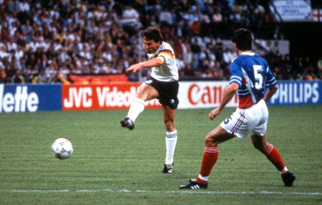 10.06.1990, Fussball WM Weltmeisterschaft 1990 in Italien Deutschland - Jugoslawien ( 4 : 1 ) in Mailand links Lothar Matthäus Deutschland BRD Football World Cup World Cup 1990 in Italy Germany Yugoslavia 4 1 in Milan left Lothar Matthew Germany Germany