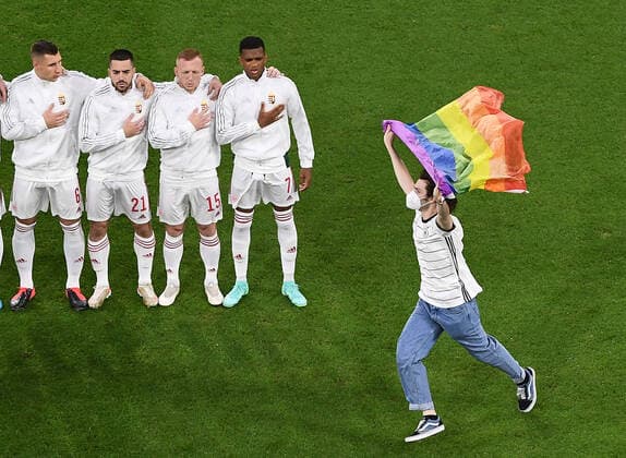 Bilder des Jahres 2021, Sport 06 Juni Sport Themen der Woche KW25 Sport Bilder des Tages 23.06.2021, xjhx, Fussball Europameisterschaft 2020 Gruppe F, Deutschland - Ungarn emspor, v.l. Flitzer auf dem Platz Regenbogenfahnen Aktion Regenbogen LGBTQI+ Fahnen Fans Zuschauer Willi Orban (Ungarn Hungary) Endre Botka (Ungarn Hungary) Laszlo Kleinheisler (Ungarn Hungary) Loic Nego (Ungarn Hungary) Muenchen