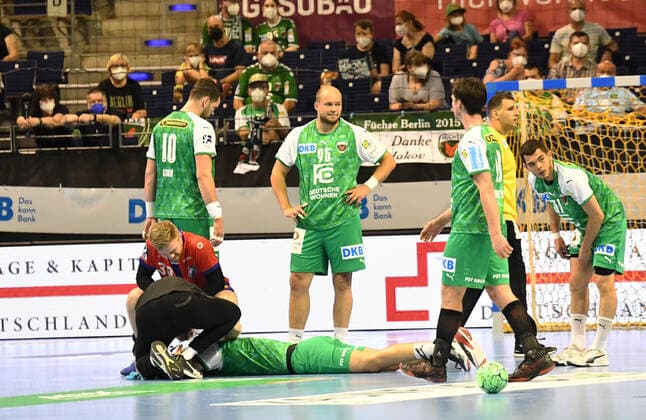 Handball, Herren, Saison 2020 2021, 1. Bundesliga (38. Spieltag), Füchse Berlin - Bergischer HC, Fabian Wiede (Füchse Berlin) wird behandelt, 27.06. 2021, Copyright: xSebastianxRäppold MatthiasxKochx