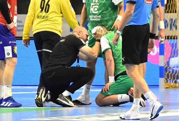Handball, Herren, Saison 2020 2021, 1. Bundesliga (38. Spieltag), Füchse Berlin - Bergischer HC, Fabian Wiede (Füchse Berlin) wird behandelt, 27.06. 2021, Copyright: xSebastianxRäppold MatthiasxKochx