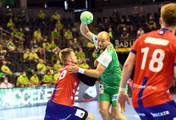 Handball, Herren, Saison 2020 2021, 1. Bundesliga (38. Spieltag), Füchse Berlin - Bergischer HC, v. l. Tom Kare Nikolaisen (Bergischer HC), Paul Drux (Füchse Berlin), Julian Thomas (Bergischer HC), 27.06. 2021, Copyright: xSebastianxRäppold MatthiasxKochx