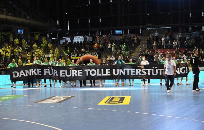 Handball, Herren, Saison 2020 2021, 1. Bundesliga (38. Spieltag), Füchse Berlin - Bergischer HC, die Spieler der Füchse bedanken sich nach Spielende bei den Fans, Danke für eure tolle Unterstützung, 27.06. 2021, Copyright: xSebastianxRäppold MatthiasxKochx