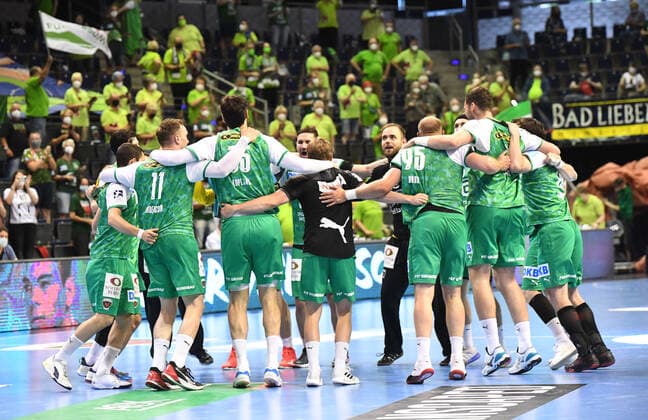 Handball, Herren, Saison 2020 2021, 1. Bundesliga (38. Spieltag), Füchse Berlin - Bergischer HC, Füchse, Jubel nach Abpfiff, 27.06. 2021, Copyright: xSebastianxRäppold MatthiasxKochx