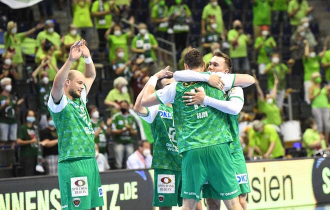 Handball, Herren, Saison 2020 2021, 1. Bundesliga (38. Spieltag), Füchse Berlin - Bergischer HC, v. l. Paul Drux (Füchse Berlin), Milos Vujovic (Füchse Berlin), Jakov Gojun (Füchse Berlin), Lasse Bredekjaer Andersson (Füchse Berlin), Jubel nach Abpfiff, 27.06. 2021, Copyright: xSebastianxRäppold MatthiasxKochx