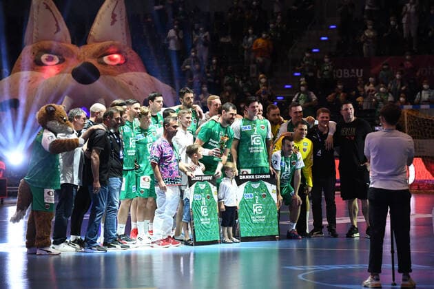 Handball, Herren, Saison 2020 2021, 1. Bundesliga (38. Spieltag), Füchse Berlin - Bergischer HC, Jakov Gojun (Füchse Berlin) und Simon Ernst (Füchse Berlin) wurden nach dem Spiel verabschiedet, 27.06. 2021, Copyright: xSebastianxRäppold MatthiasxKochx