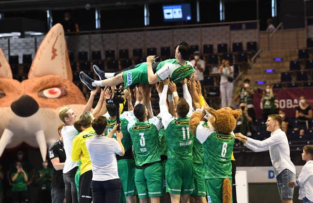Handball, Herren, Saison 2020 2021, 1. Bundesliga (38. Spieltag), Füchse Berlin - Bergischer HC, Simon Ernst (Füchse Berlin) wird nach Abpfiff von seinen Mitspielern gefeiert, er verlässt den Verein, 27.06. 2021, Copyright: xSebastianxRäppold MatthiasxKochx