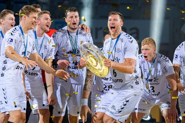 Bilder des Jahres 2021, Sport 06 Juni Sport Themen der Woche KW25 Mannheim, Deutschland 27. Juni 2021: HBL - 20 21 - Rhein-Neckar Loewen vs. THW Kiel v.li. Rune Dahmke (THW Kiel), Magnus Landin (THW Kiel), Domagoj Duvnjak (THW Kiel) , Harald Reinkind (THW Kiel) mit der Meisterschale Mannheim SAP Arena Baden-Württemberg Deutschland