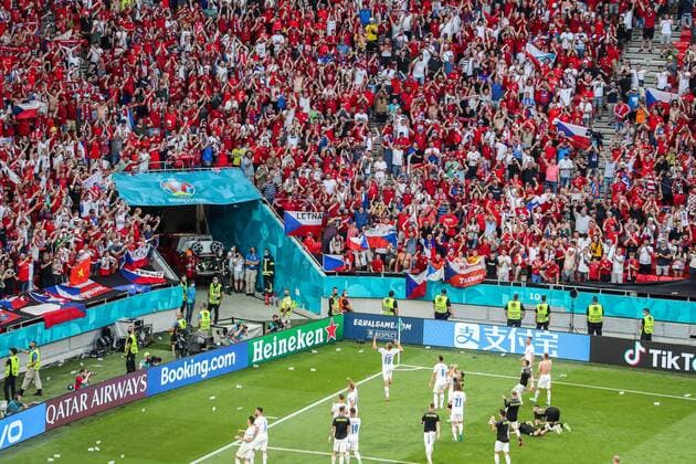 Bilder des Jahres 2021, Sport 06 Juni Sport Themen der Woche KW25 BUDAPEST - Czech Republic players celebrate victory with fans during the UEFA EURO, EM, Europameisterschaft,Fussball 2020 match between the Netherlands and the Czech Republic at Puskas Arena on June 27, 2021 in Budapest, Hungary. ANP PIETER STAM DE YOUNG EURO 2020 round of 16 2020 2021 xVIxANPxSportx xxANPxIVx