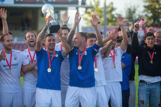 Bilder des Jahres 2021, Sport 06 Juni Meuselwitz , 300621 , Fussball Thüringengenpokalfinale , Bluechiparena FC Carl Zeiss Jena gegen FC An der Fahrer Höhe Im Bild: Die Jenaer Mannschaft feiert mit dem Pokal