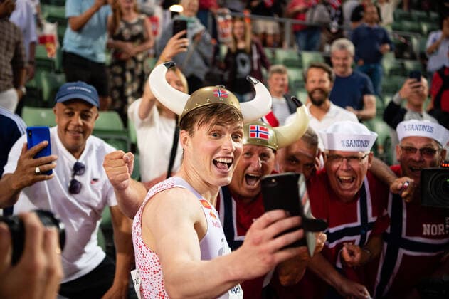 Bilder des Jahres 2021, Sport 07. Juli Sport Themen der Woche KW26 Sport Bilder des Tages 210701 Karsten Warholm of Norway celebrates with fans after winning in the men s 400 meter hurdles on a new world record during Bislett Games on July 1, 2021 in Oslo. Photo: Vegard Wivestad Grott BILDBYRAN kod VG VG0135 bbeng friidrett friidrott athletics diamond league bislett games 2021 bislett games norge norway Jubel häck hekk hurdles Publik Fans Supporter Copyright: VEGARDxWIVESTADxGRoTT BB210701VG095