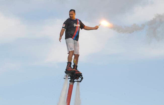 Bilder des Jahres 2021, Sport 07. Juli Sport Themen der Woche KW26 Präsentation des neuen Holstein-Trikots per Flyboard, Fußball, Männer, Holstein Kiel, Pressekonferenz, Saison 2021 2022, 01.07.21 Kiel Sandhafen Schleswig-Holstein Germany