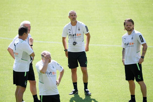 Bilder des Jahres 2021, Sport 07. Juli Sport Themen der Woche KW26 Sport Bilder des Tages v.re., Co Trainer Eugen Polanski (Borussia Moenchengladbach), Trainer Adi Hütter (Borussia Moenchengladbach), Co Trainer Armin Reutershahn (Borussia Moenchengladbach), Co Trainer Christian Peintinger (Borussia Moenchengladbach), vorne Oliver Neuville (Borussia Moenchengladbach) 03.07.2021, Fussball GER, Saison 2021 2022, 1. Bundesliga, Trainingsauftakt Borussia Mönchengladbach im Borussia Park, , Foto: Weis TEAM2sportphoto Moenchengladbach Nordrhein Westfalen Deutschland