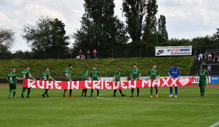 Bilder des Jahres 2021, Sport 07. Juli Sport Themen der Woche KW26 Sport Bilder des Tages 03.07.2021, xjhx, Fussball 1.Bundesliga, FSV Mainz 05 - TSG Planig emspor, v.l. Einlauf der Teams in Gedenken an den verstorbenen Mitspieler Maxx Bad Kreuznach