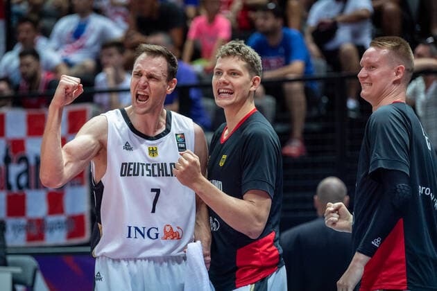 Basketball Split 03.07.2021 Olympia-Qualifikation FIBA Olympic Qualifying Tournament 2020 Halbfinale Deutschland (GER) - Kroatien (CRO) Jubel Johannes Voigtmann (Deutschland, No.07) Moritz Wagner (Deutschland, No.13) Robin Benzing (Deutschland, No.12) vlnr.