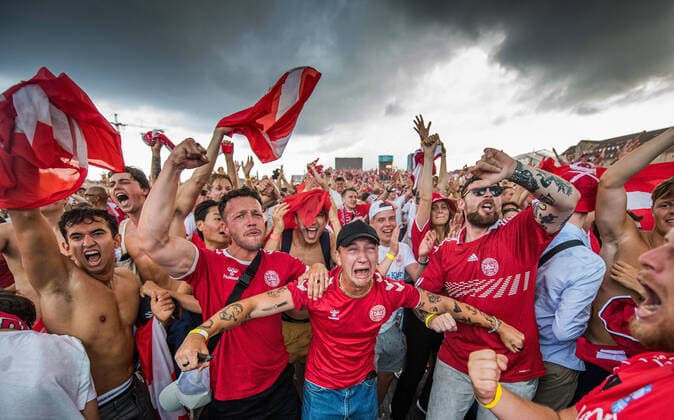 Bilder des Jahres 2021, Sport 07. Juli Sport Themen der Woche KW26 Sport Bilder des Tages 210703 Fans of Denmark celebrate in Copenhagen after the UEFA EURO, EM, Europameisterschaft,Fussball 2020 Football Championship Quarter Final match between Czech Republic and Denmark on July 3, 2021 in Copenhagen. Photo: Petter Arvidson BILDBYRAN kod PA PA0233 fotboll football soccer fotball fans bbeng publik danmark denmark köpenhamn copenhagen jubel Copyright: PETTERxARVIDSON BB210703PA047