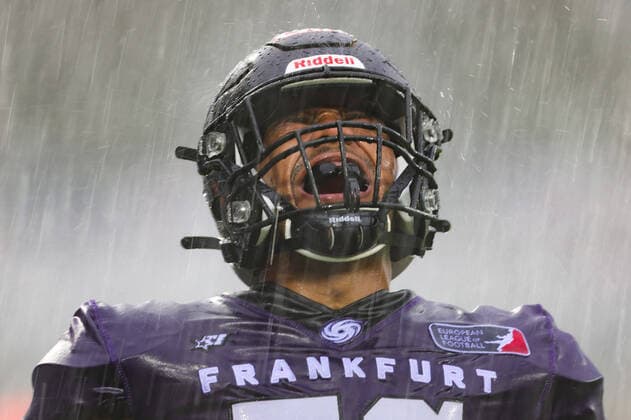 Bilder des Jahres 2021, Sport 07. Juli Sport Themen der Woche KW26 Sport Bilder des Tages Frankfurt Galaxy - Panthers Wroclaw, ELF Sebastian Silva Gomez (Frankfurt Galaxy, 56). ELF-Spiel zwischen Frankfurt Galaxy und den Panthers Wroclaw am 4. Juli 2021 in der PSD Bank Arena in Frankfurt am Main., Frankfurt am Main Hessen Deutschland PSD Bank Arena