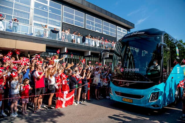 Bilder des Jahres 2021, Sport 07. Juli Sport Themen der Woche KW26 Sport Bilder des Tages EURO 2021, Nationalteam Dänemark wird von Fans am Mannschaftshotel begrüßt Danske fans tager imod landsholdet foran Marienlyst Strandhotel i Helsingoer, efter spillerne vender hjem fra EM-kvartfinale i Baku den 4. juli 2021.. , Copenhagen Copyright: NILSxMEILVANG NilsxMeilvangx cop103 spdk20210704-191923-L