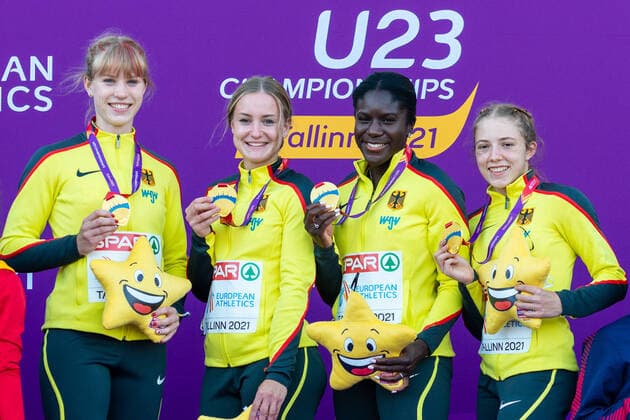 Bilder des Jahres 2021, Sport 07. Juli Sport Themen der Woche KW27 Sport Bilder des Tages U23-Europameisterschaften 11.07.2021 Die siegreiche 4 x 100 m Staffel von Deutschland mit der Goldmedaille bei der Siegerehrung, v.l.n.r.: Talea Prepens (GER), Sophia Junk (GER), Keshia Beverly Kwadwo (GER), Lilly Kaden (GER), bei den U23-Europameisterschaften 11.07.2021 in Tallinn, EST Copyright: xBEAUTIFULxSPORTS TobiasxLacknerx