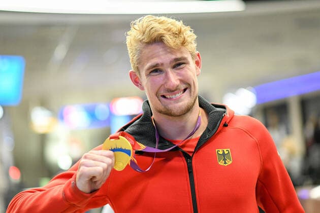 Bilder des Jahres 2021, Sport 07. Juli Sport Themen der Woche KW28 Sport Bilder des Tages 12.07.2021, xkaix, Leichtathletik U23 Europameisterschaft, Leichtathletik - Rückkehr der U23-Nationalmannschaft emspor, v.l. Andreas Bechmann (Eintracht Frankfurt) kehrt als U23-Europameister im Zehnkampf zurück Frankfurt am Main