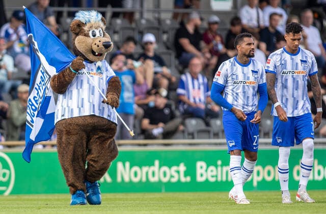 Bilder des Jahres 2021, Sport 07. Juli Sport Themen der Woche KW28 Sport Bilder des Tages Berlin, 14.07.2021, Fussball, Testspiele, Hertha BSC vs Hannover 96, Amateurstadion im Olympiapark. Berlins Maskottchen Hertinho (l-r), Kevin-Prince Boateng und Davie Selke laufen auf das Spielfeld. Hertha BSC - Hannover 96