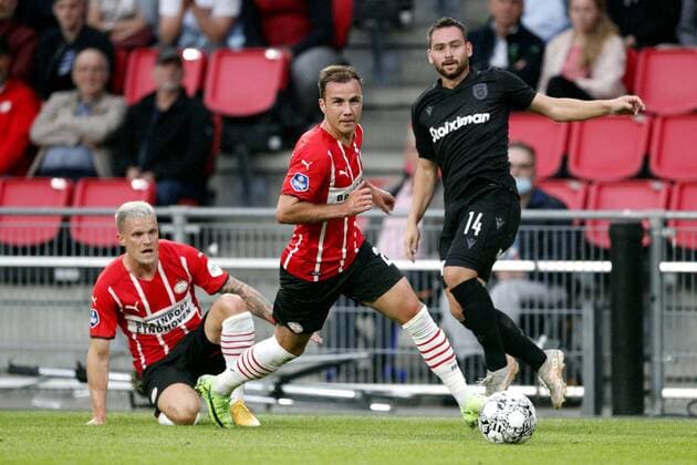 Bilder des Jahres 2021, Sport 07. Juli Sport Themen der Woche KW28 Sport Bilder des Tages EINDHOVEN - (lr) Philipp Max of PSV Eindhoven, Mario Gotze of PSV Eindhoven, Andrija Zivkovic or Paok FC during the friendly match between PSV Eindhoven and PAOK FC at Phillips stadium on July 14, 2021 in Eindhoven, Netherlands. ANP JEROEN PUTMANS International Friendly, 2021 2022 xVIxANPxSportx xxANPxIVx