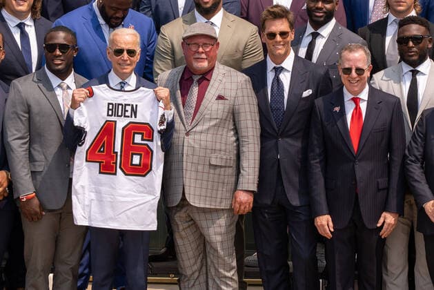 Bilder des Jahres 2021, Sport 07. Juli Sport Themen der Woche KW29 Sport Bilder des Tages U.S. President Joe Biden, holds a number 46 jersey as he poses with Super Bowl Champions Tampa Bay Buccaneers coach Bruce Arians, center left, quarterback Tom Brady, center right, and owner Bryan Glazer, right, on the South Lawn of the White House in Washington, DC on Tuesday, July 20, 2021. Tampa Bay Defeated Kansas City Chiefs 31-9. WAP20210720504 KenxCedeno