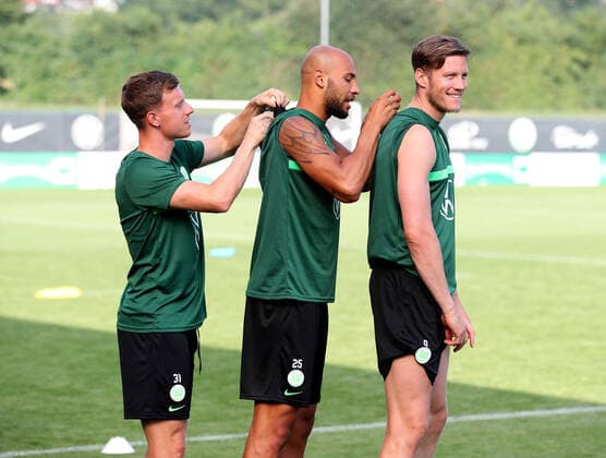 Bilder des Jahres 2021, Sport 07. Juli Sport Themen der Woche KW29 Sport Bilder des Tages VfL Fototermin Bad Waltersdorf, 22.07.2021, FUßBALL - VfL Wolfsburg, Sommertrainingslager, 1. Bundesliga, Saison 2021 22. Bild zeigt: Yannick Gerhardt (VfL Wolfsburg), John Anthony Brooks (VfL Wolfsburg), Wout Weghorst (VfL Wolfsburg) Bad Waltersdorf
