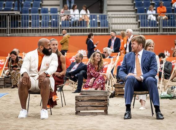Bilder des Jahres 2021, Sport 07. Juli Tokio 2020 im Jahr 2021, Rückblick: Olympische Highlights Sport Themen der Woche KW29 SCHEVENINGEN - King Willem-Alexander talks with judoka Roy Meyer during the opening of TeamNL Olympic Festival on the sports beach of The Hague. The three-week festival is dedicated to the Olympic Games, Olympische Spiele, Olympia, OS that take place in Tokyo. ANP ROYAL IMAGES REMKO DE WAAL xVIxANPxSportx xxANPxIVx