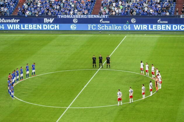 Bilder des Jahres 2021, Sport 07. Juli Sport Themen der Woche KW29 Sport Bilder des Tages Schweigeminute Gedenkminute, GER, FC Schalke 04 vs. HSV Hamburger SV Hamburg, Fussball, 2. Bundesliga, 1. Spieltag, Spielzeit 2021 2022, 23.07.2021, DFB DFL regulations prohibit any use of photographs as image sequences and or quasi-video., GER, FC Schalke 04 vs. HSV Hamburger SV Hamburg, Fussball, 2. Bundesliga, 1. Spieltag, Spielzeit 2021 2022, 23.07.2021 Gelsenkirchen Copyright: xEibner-Pressefoto GabrielxBoiax EP_GBA