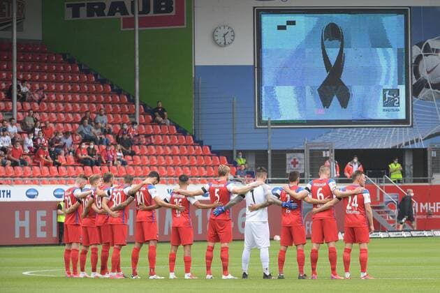 Bilder des Jahres 2021, Sport 07. Juli Sport Themen der Woche KW29 Gedenken an die Flutopfer, 1.FC Heidenheim - SC Paderborn 07, Fussball, 2. Bundesliga, DFL, 24.07.2021 Heidenheim Baden Wuerttemberg Deutschland