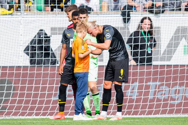 Bilder des Jahres 2021, Sport 07. Juli Sport Themen der Woche KW29 Sport Bilder des Tages Fußball: 1. Bundesliga, Saison 2021 2022, Testspiel Borussia Dortmund - Athletik Bilbao am 24.07.2021 im kybunpark in St. Gallen (Schweiz). Dortmunds Erling Braut Haaland unterschreibt einem Kind das Trikot, welches auf den Platz gelaufen ist als Flitzer Copyright: xKirchner-Mediax