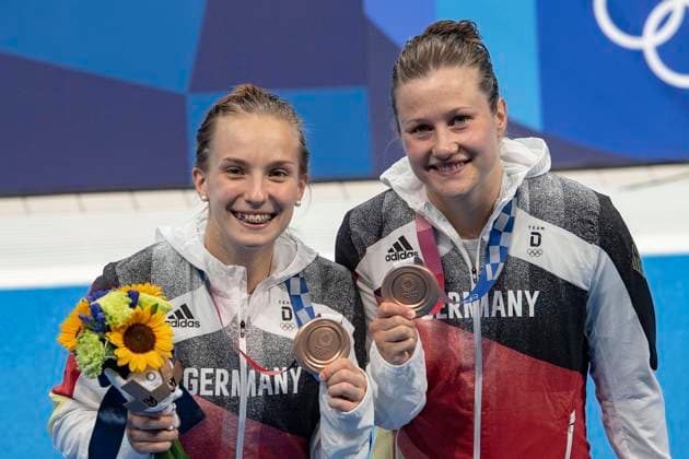 Bilder des Jahres 2021, Sport 07. Juli Tokio 2020 im Jahr 2021, Rückblick: Olympische Highlights Sport Themen der Woche KW29 Sport Bilder des Tages Lena HENTSCHEL (GER, l.) und Tina PUNZEL (GER, 3. Platz, Bronze, Bronzemedaille) zeigen ihre Medaillen, Siegerehrung, Blumen; Synchronspringen Frauen, 3 m Brett, Finale am 25.07.2021; Olympische Sommerspiele 2020, vom 23.07. - 08.08.2021 in Tokio Japan.