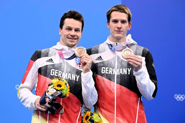 Bilder des Jahres 2021, Sport 07. Juli Sport Themen der Woche KW30 Sport Bilder des Tages HAUSDING Patrick und RUEDIGER Lars Team GER Wasserspringen Synchron 3m der Maenner 3.Platz bei der Siegerehrung TOKYO Olympic Games, Olympische Spiele, Olympia, OS 2020 Sommerspiele in Tokyo Schwimmen am 28. 07.2021 in Tokyo
