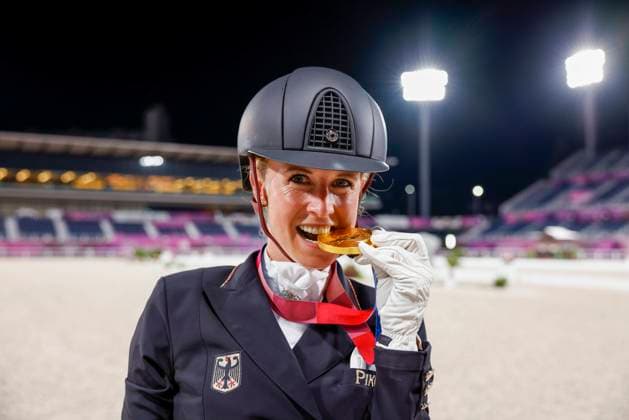 Bilder des Jahres 2021, Sport 07. Juli Tokio 2020 im Jahr 2021, Rückblick: Olympische Highlights Sport Themen der Woche KW30 Sport Bilder des Tages TOKYO - Olympische Spiele Olympic Games, Olympische Spiele, Olympia, OS 2021, TOKYO - Olympische Spiele Olympic Games 2021 von BREDOW-WERNDL Jessica (GER) Grand Prix Kür Freestyle Medaillenvergabe Einzelentscheidung Medal ceremony Individual Tokio, Equestrian Park 28. July 2021 -