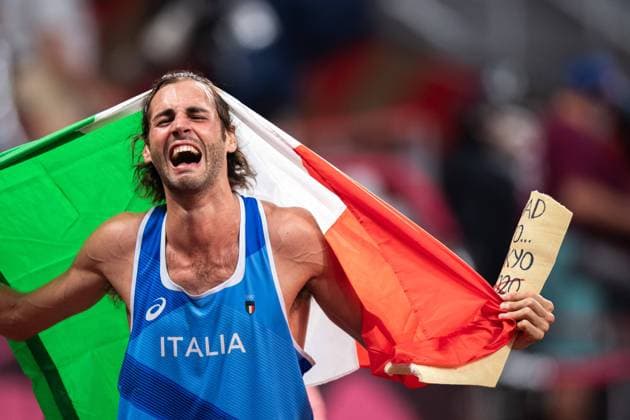 Bilder des Jahres 2021, Sport 08. August Tokio 2020 im Jahr 2021, Rückblick: Olympische Highlights Sport Themen der Woche KW30 210801 Gianmarco Tamberi of Italy celebrates with his old cast after competing in men?s high jump during day 9 of the Tokyo 2020 Olympic Games, Olympische Spiele, Olympia, OS on August 1, 2021 in Tokyo. Photo: Joel Marklund BILDBYRAN kod JM JM0181 bbeng friidrott athletics friidrett olympic games olympics os ol olympiska spel olympiske leker tokyo2020 tokyo 2020 tokyo-os tokyo-ol jubel Copyright: JOELxMARKLUND BB210801JM113