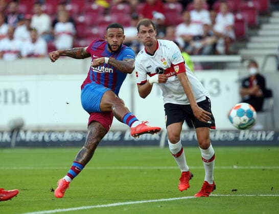 Bilder des Jahres 2021, Sport 08. August Sport Themen der Woche KW30 Sport Bilder des Tages V.li. Memphis Depay (Barca), Pascal Stenzel (VfB) . Fussball: 1. Bundelsiga : Saison 21 22: VfB Stuttgart FC Barcelona, Barca Testspiel 31.07.2021.