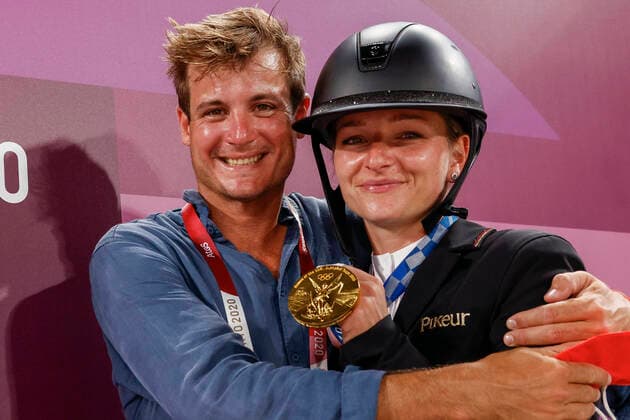 Bilder des Jahres 2021, Sport 08. August Sport Themen der Woche KW31 Sport Bilder des Tages TOKYO - Olympische Spiele Olympic Games, Olympische Spiele, Olympia, OS 2021, TOKYO - Olympische Spiele Olympic Games 2021 KRAJEWSKI Julia (GER), ROMAN Pietro (ITA Partner) Nach der Medaillenvergabe Vielseitigkeit Eventing Tokio, Equestrian Park 02. August 2021 -