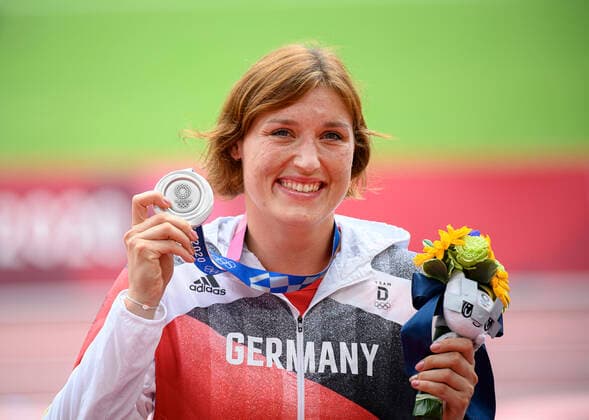Bilder des Jahres 2021, Sport 08. August Siegerehrung: Kristin PUDENZ (GER 2.Platz) zeigt ihre Silbermedaille, Silber, Medaille, Leichtathletik, Siegerehrung Diskuswerfen der Frauen, am 03.08.2021 Olympische Sommerspiele 2020, vom 23.07. - 08.08.2021 in Tokio Japan. Â