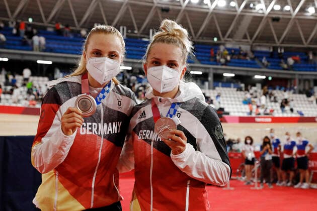 Bilder des Jahres 2021, Sport 08. August 151 Lea Sophie FRIEDRICH (GER) ,153 Emma HINZE(GER), medal ceremony Cycling Bahnrad Track Women s Team Sprint Finals at Izu Velodrome Shizuoka 2.08.2021 Olympische Sommerspiele 2020, vom 23.07. - 08.08.2021 in Tokio Japan. Â