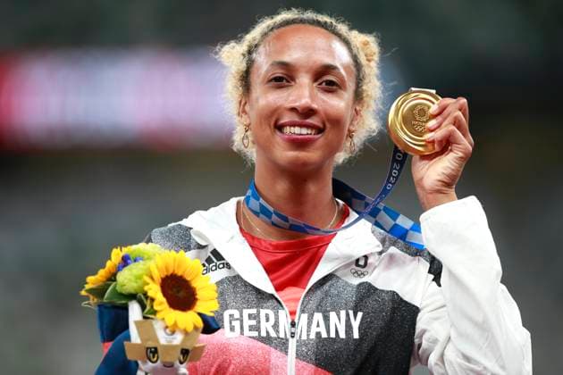 Bilder des Jahres 2021, Sport 08. August Tokio 2020 im Jahr 2021, Rückblick: Olympische Highlights Sport Bilder des Tages MIHAMBO Malaika Team GER Olympiasiegerin Siegerehrung Finale Weitsprung der Frauen TOKYO Olympic Games, Olympische Spiele, Olympia, OS 2020 Sommerspiele in Tokyo am 03.August 2021 Nationalstadion Tokyo