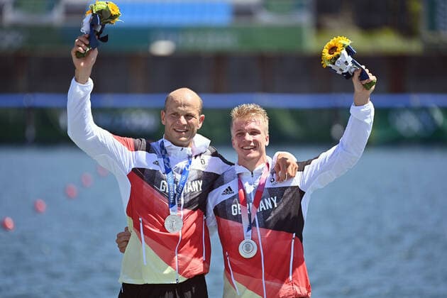 Bilder des Jahres 2021, Sport 08. August Max HOFF (GER), Jacob SCHOPF (GER), mit Medaillen,Silbermedaillen,Silber,Platz 2, SIegerehrung Men s Kayak Double 1000m, Canoe Sprint,Maenner MK2 am 05.08.2021, Sea Forest Waterway. Olympische Sommerspiele 2020, vom 23.07. - 08.08.2021 in Tokio Japan.