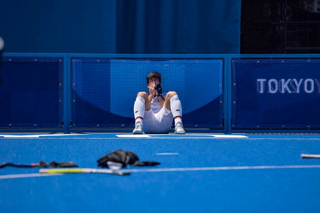 Bilder des Jahres 2021, Sport 08. August Sport Themen der Woche KW31 Tokio 2020 im Jahr 2021, Rückblick: Olympische Highlights Sport Bilder des Tages Lukas WINDFEDER (GER) sitzt nach dem Schlusspfiff niedergeschlagen an der Bande, vergraebt sein Gesicht in seinen Haenden (Händen); Hockey Maenner, Spiel um den 3. Platz, Deutschland (GER) - Indien (IND) 4:5 Olympische Sommerspiele 2020, vom 23.07. - 08.08.2021 in Tokio Japan.