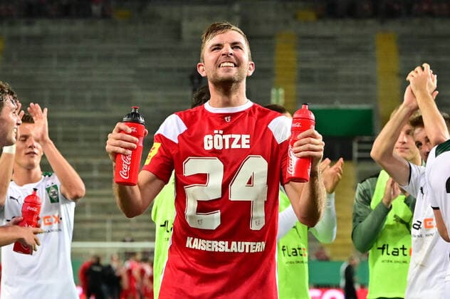 Bilder des Jahres 2021, Sport 08. August Sport Themen der Woche KW32 Sport Bilder des Tages Fußball DFB-Pokal 1. Runde 1.FC Kaiserslautern - Borussia Mönchengladbach am 09.08.2021 im Fritz-Walter-Stadion in Kaiserslautern Christoph Kramer ( Mönchengladbach ) DFB regulations prohibit any use of photographs as image sequences and or quasi-video.