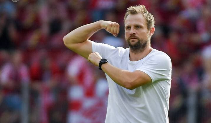 Bilder des Jahres 2021, Sport 08. August Sport Themen der Woche KW32 15.08.2021, xpsx, Fussball 1.Bundesliga, 1.FSV Mainz 05 - RB Leipzig v.l. jubel nach dem Sieg Trainer Bo Svensson (FSV Mainz 05) (DFL DFB REGULATIONS PROHIBIT ANY USE OF PHOTOGRAPHS as IMAGE SEQUENCES and or QUASI-VIDEO) emspor Mainz