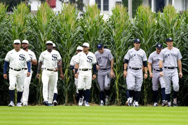 Bilder des Jahres 2021, Sport 08. August Sport Themen der Woche KW33 Sport Bilder des Tages One week ago, the Chicago White Sox and the New York Yankees emerge from a cornfield depicted in the Field of Dreams film before participating in the MLB, Baseball Herren, USA Field of Dreams Game in Dyersville, Iowa, Thursday, August 12, 2021. From left, are White Sox bench coach Miguel Cairo, Liam Hendriks, Tim Anderson, Yoan Moncada and Yankees Aaron Judge, Manager Aaron Boone, Rougned Odor, Jameson Taillon. The special game will played in 2022. FOD20210819101 PatxBenic